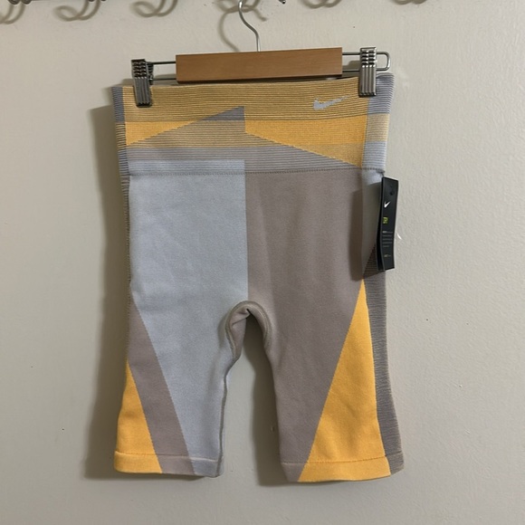 NWT Nike Icon Clash Seamless 8" Training Bike Shorts CJ5091-110 Size Small - Picture 2 of 5